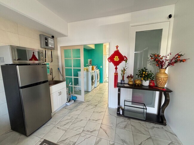 Photo - 931 University Ave