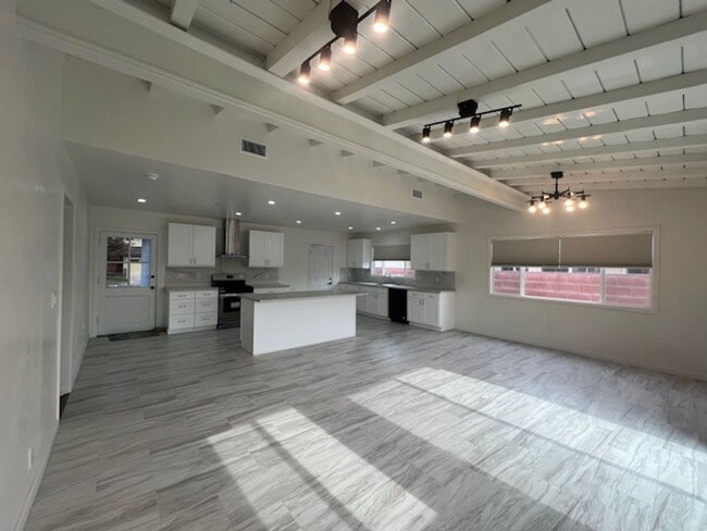 Building Photo - Beautifully renovated 3 bed 2 bath house