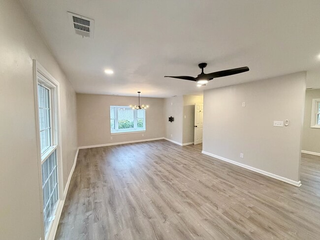 Entrada/sala de estar - 2910 Driftwood Dr