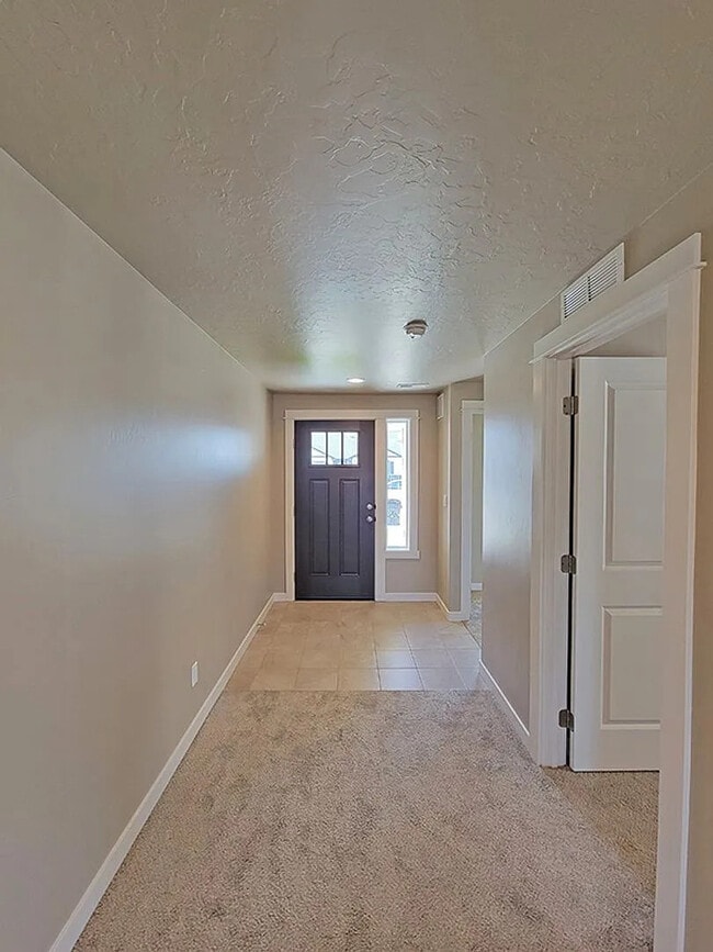 Entrada - 1096 N Ryde Ave