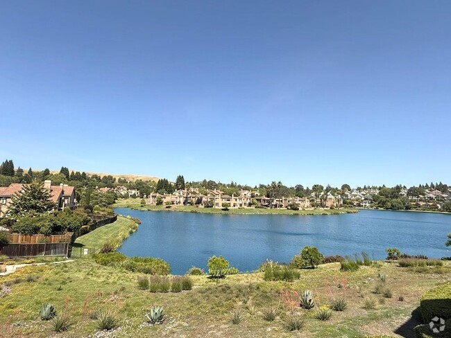 Building Photo - Beautiful Lakefront Condo Home With Specta... Unit 21