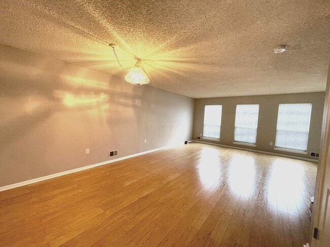 Photo - 162 Shrewsbury Ct