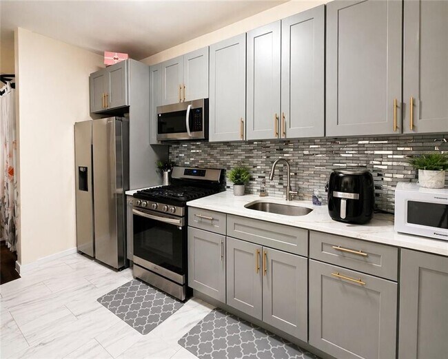 Photo - 284 E 39th St