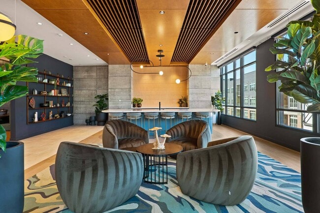 Relájese en un espacioso salón con un cómodo sofá y una elegante mesa de café.