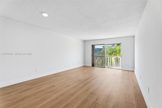 Building Photo - 15205 NE 6th Ave Unit D305