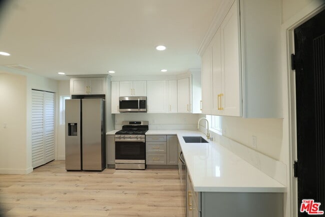 Building Photo - 1338 W 30th St