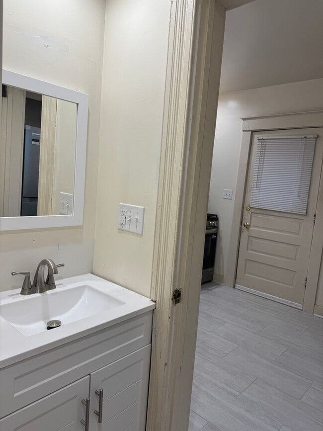 3943 Elsmere Ave Unit 1R