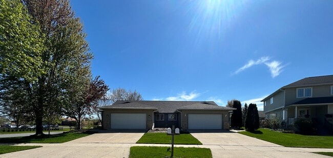 Building Photo - 1051 Tamarack Way Unit 1051 Tamarack Way