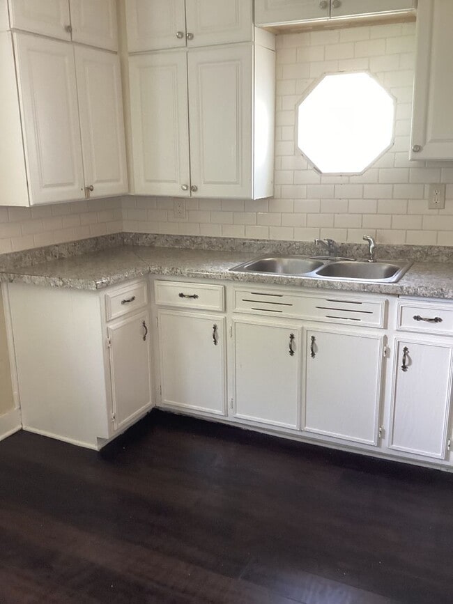 Building Photo - 3 Bedroom single family home