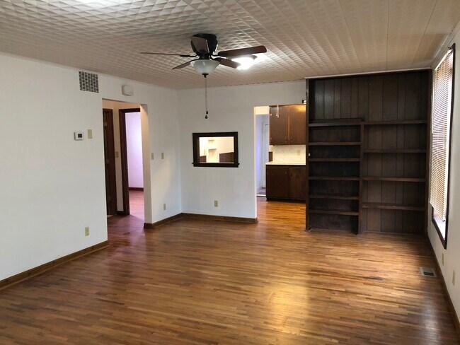 Photo - 327 N Main St