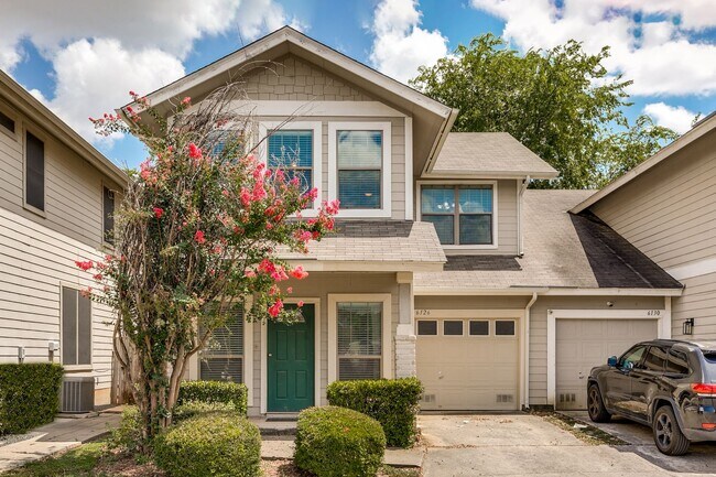 Building Photo - Two Bedroom Townhouse, Great Location!