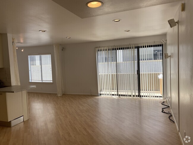Building Photo - 2121 Beloit Ave Unit 304 Rental
