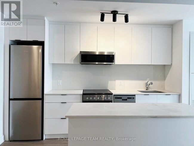 Photo - 1655 Carling Ave Unité B911