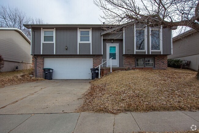 Building Photo - Split Entry 3 Bedroom / 2 Bathroom Home