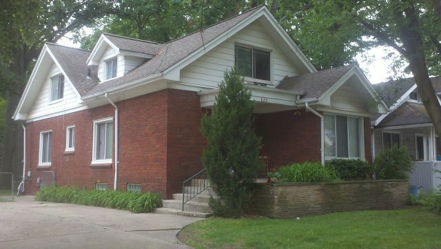 Building Photo - Royal Oak Triplex - Hawthorn Unit lower