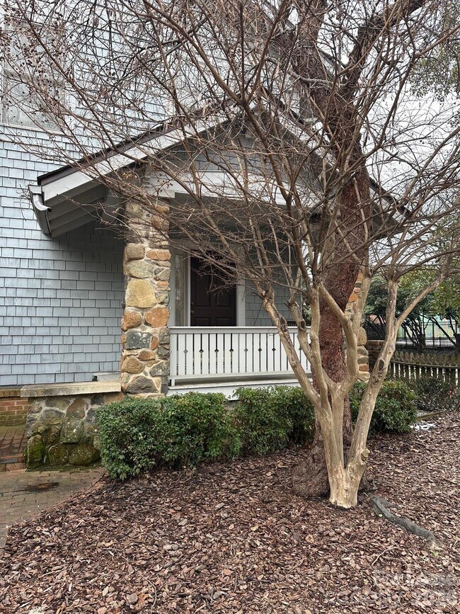 Photo - 407 W 9th St