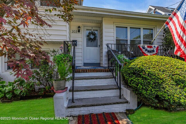 Photo - 203 10th Ave