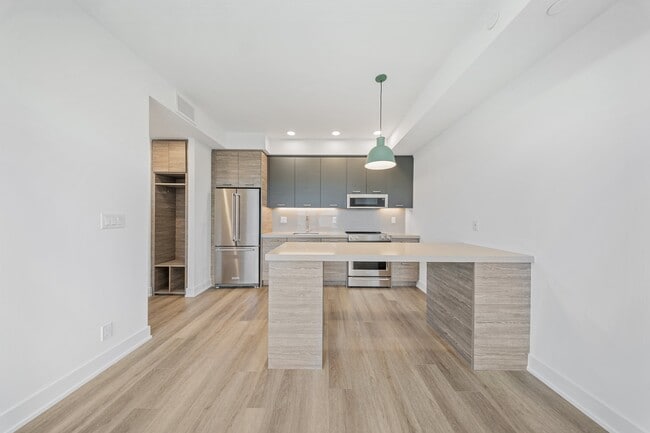 Photo - 484 Spadina Ave.