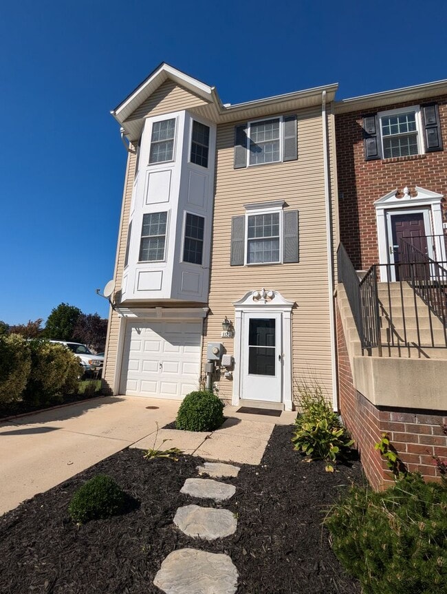 3 Level End Unit townhouse available mid O... - 3 Level End Unit townhouse available mid O...