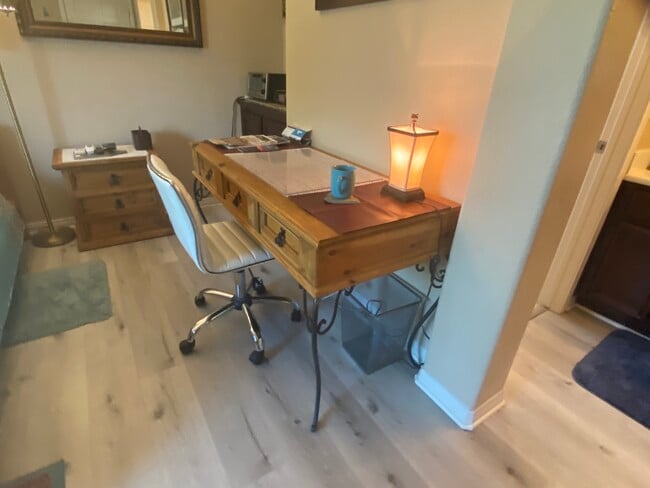Escritorio y silla nuevos - 835 Alta Rdg