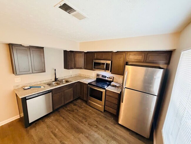 Building Photo - 365-425 Darby Creek Road-373 Darby Creek Road Unit 373 Darby Creek Road