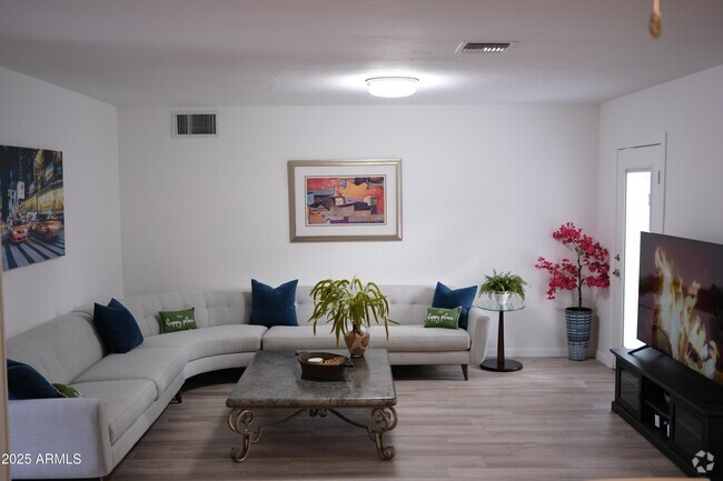 Building Photo - 3501 E Hazelwood St Rental