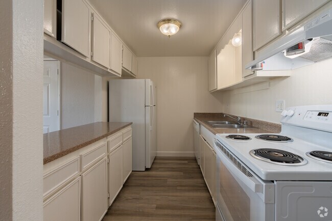2BR, 1BA - 805 SF - Kitchen