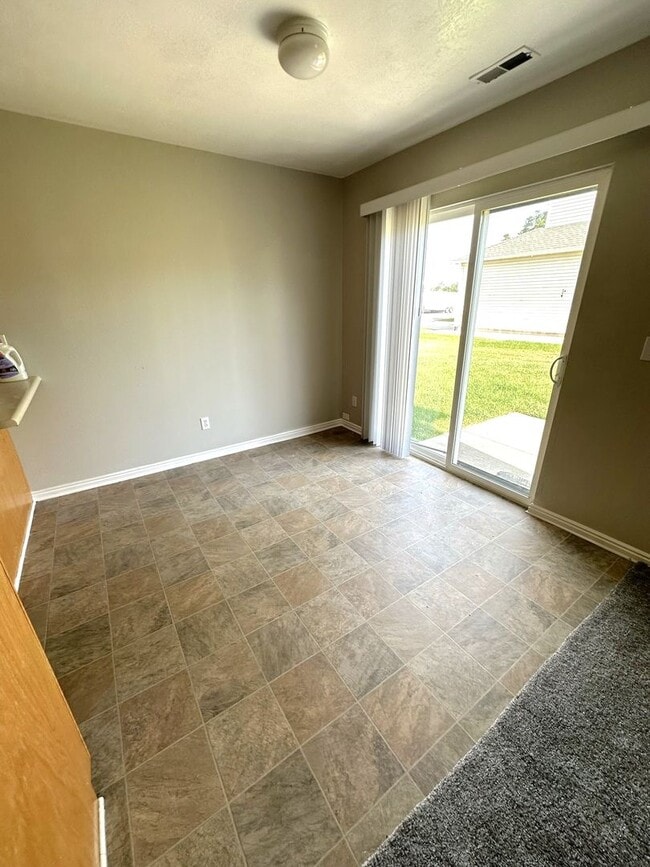 Photo - Move In Today! 3 Bed 1.5 Bath Duplex in Og...