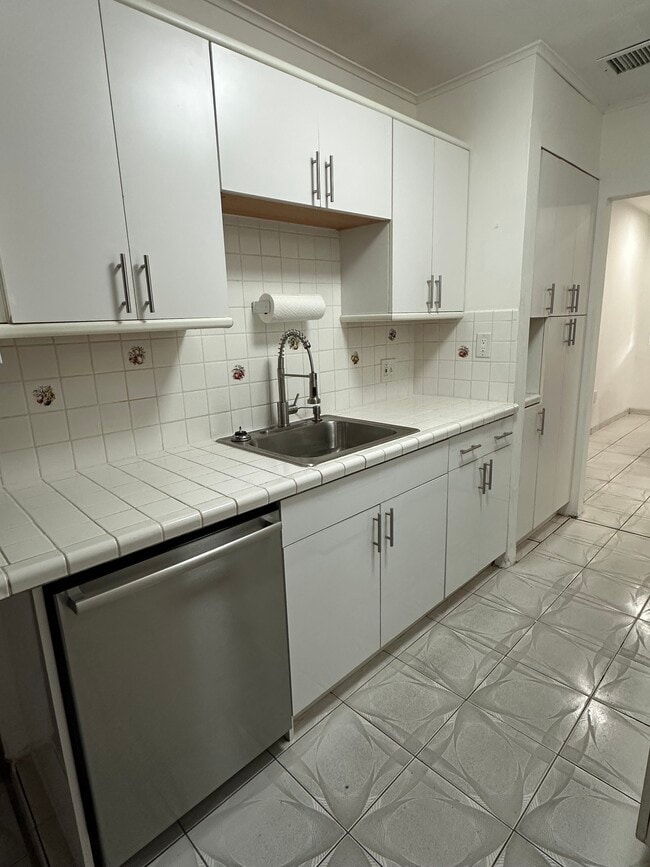 Building Photo - 811 NE 2nd Pl