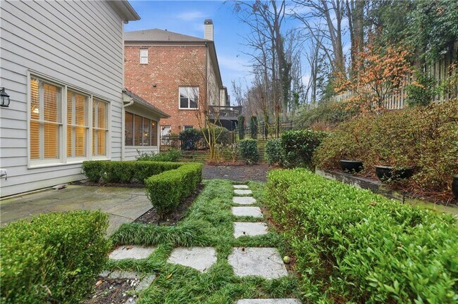 Photo - 3194 Windsor Lake Dr NE