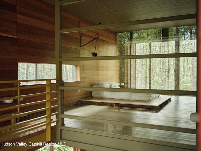 Photo - 2003 Queens Hwy