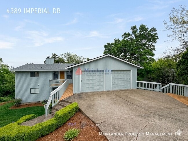 Building Photo - Brand New Flooring and Paint Upper Level Duplex