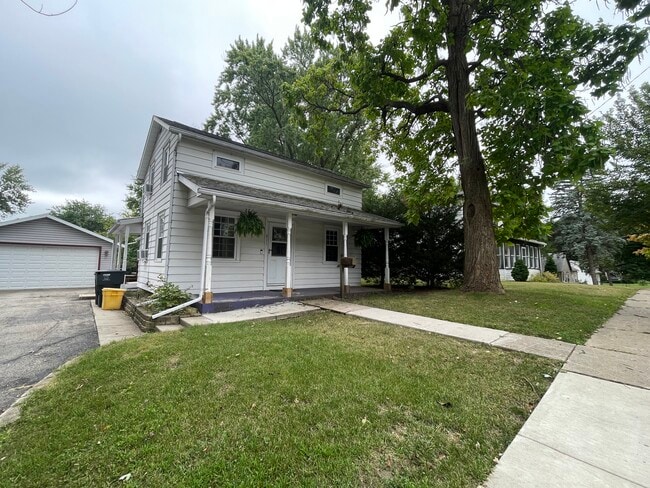 Building Photo - 811 W Peck St