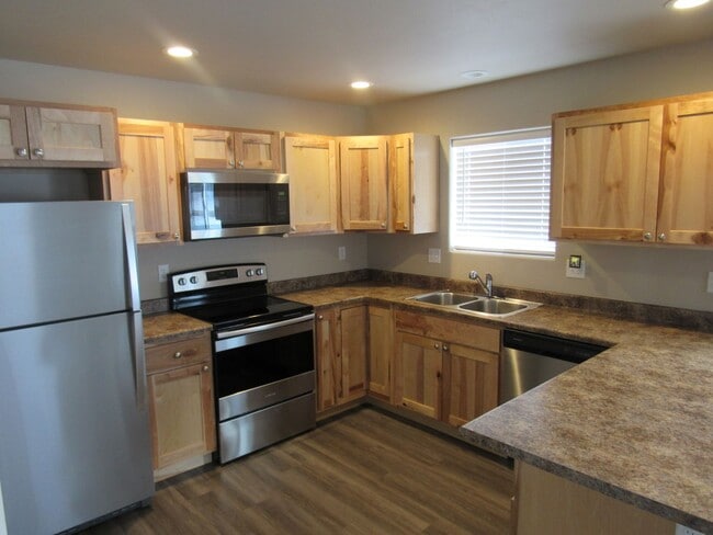 Building Photo - Nearly New 2bd/1ba Apartment w/washer/dryer included! Unit 101