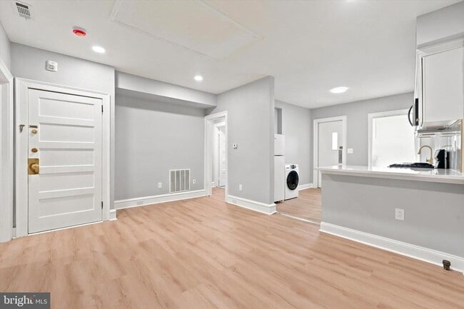 Building Photo - 5548 Ridge Ave Unit 2ND FL