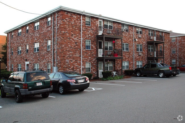 New Englander Apartments