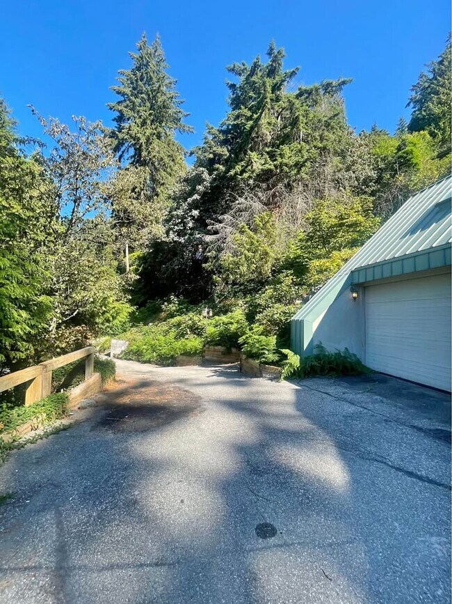 Photo - 3865 Bayridge Av