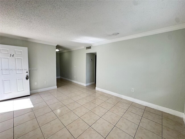 Building Photo - 16118 NE 21st Ave Unit 14