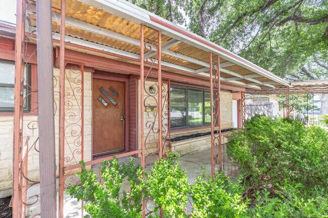 Photo - 422 Sandalwood Ln