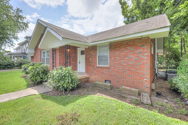 Photo - 520 E College St