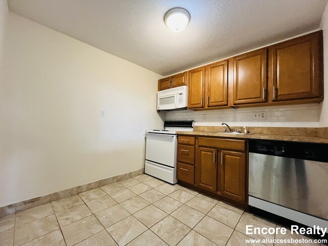 Building Photo - 40 Gardner St Unit #2B Rental
