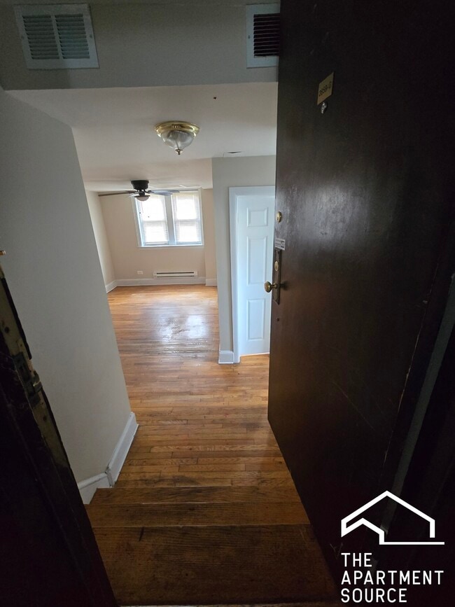 Photo - 2859 W Berteau Ave Unidad G