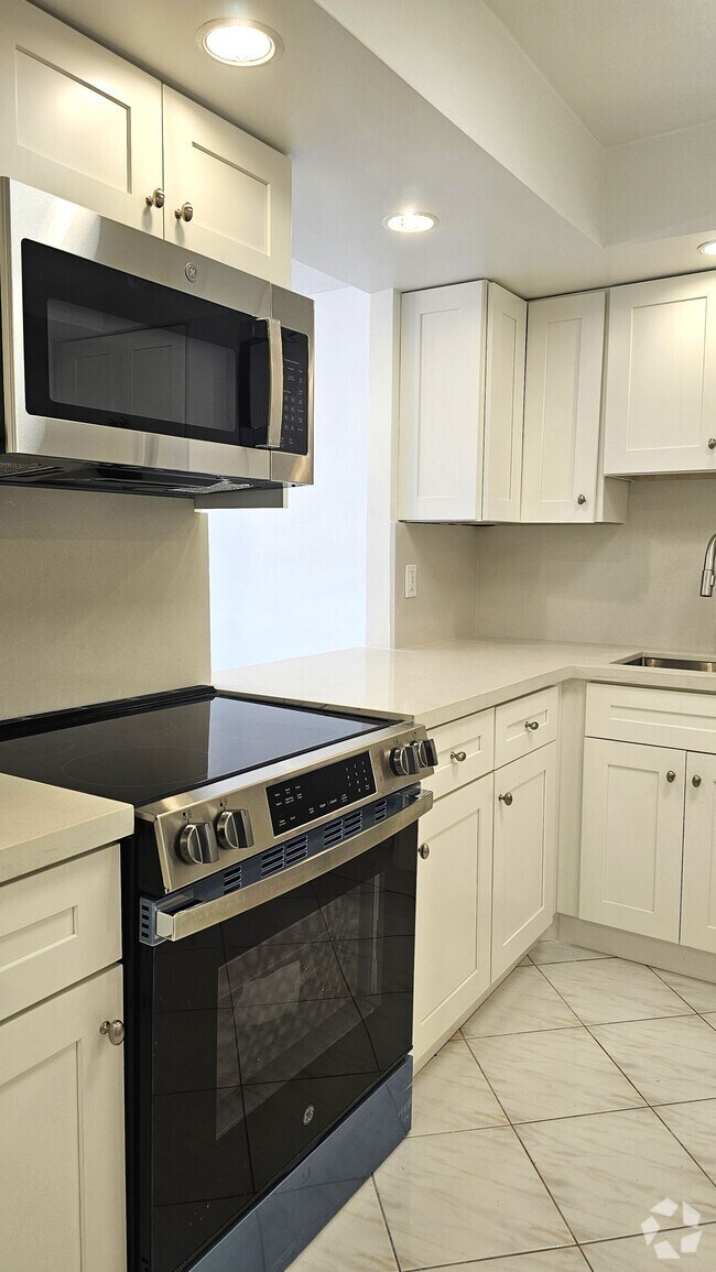 Building Photo - 1825 S Ocean Dr Unit 313 Rental