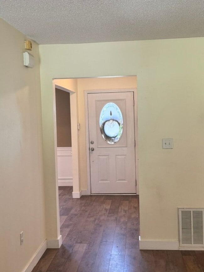 Photo - Spacious 4 Bedroom in South Crestview!
