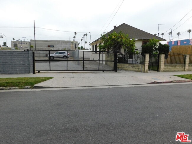 Photo - 616 W 58th St