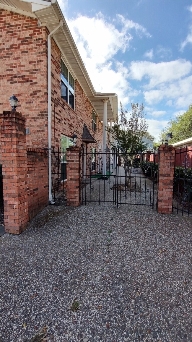 Building Photo - 4513 1/2 Bernardo De Galvez Ave Unit 3