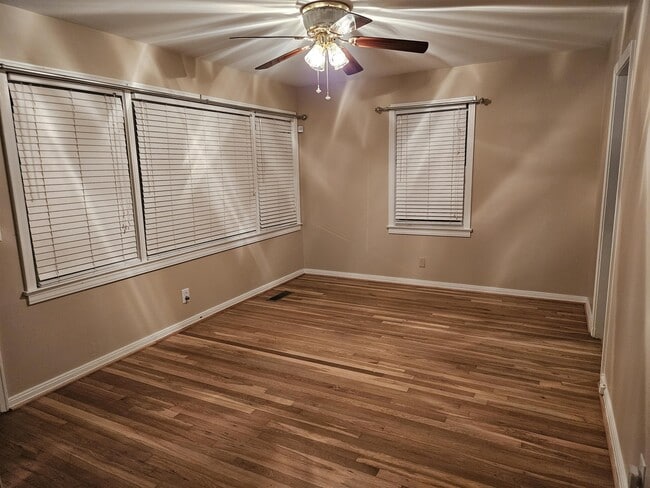 Photo - 2832 Clyburne St