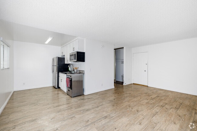 Studio - 600SF