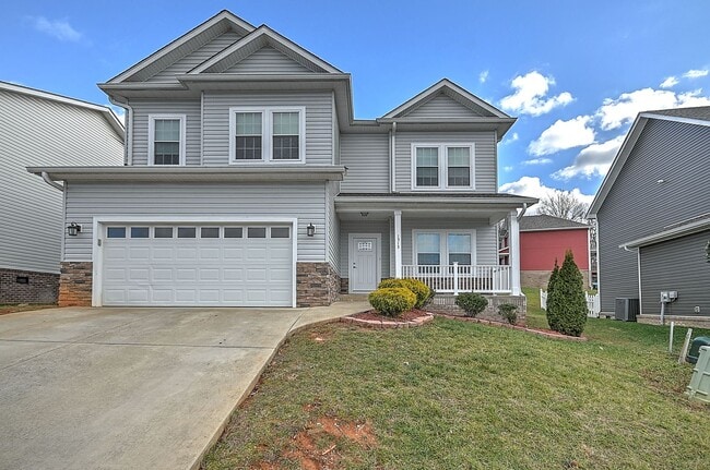 Photo - 4 Bedroom / 2.5 Bath Home  Kingsport, TN