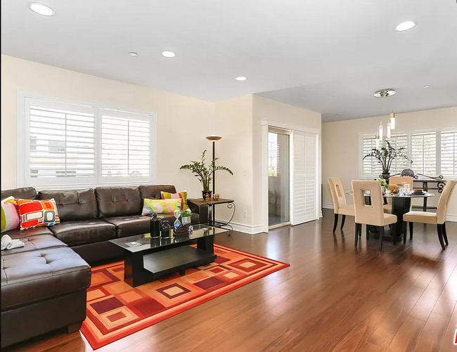 Building Photo - 936 N Hudson Ave Unit 301